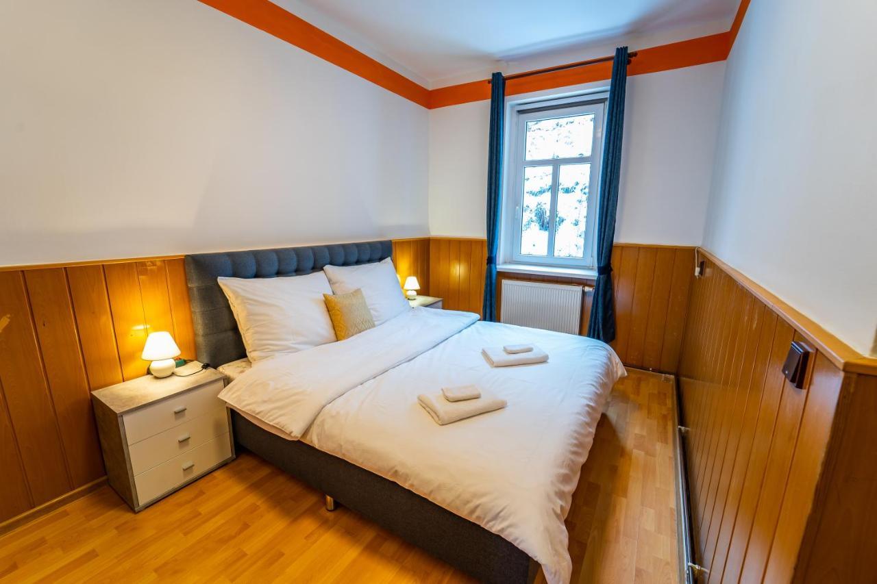 Lukas Apartments ヤーヒモフ エクステリア 写真
